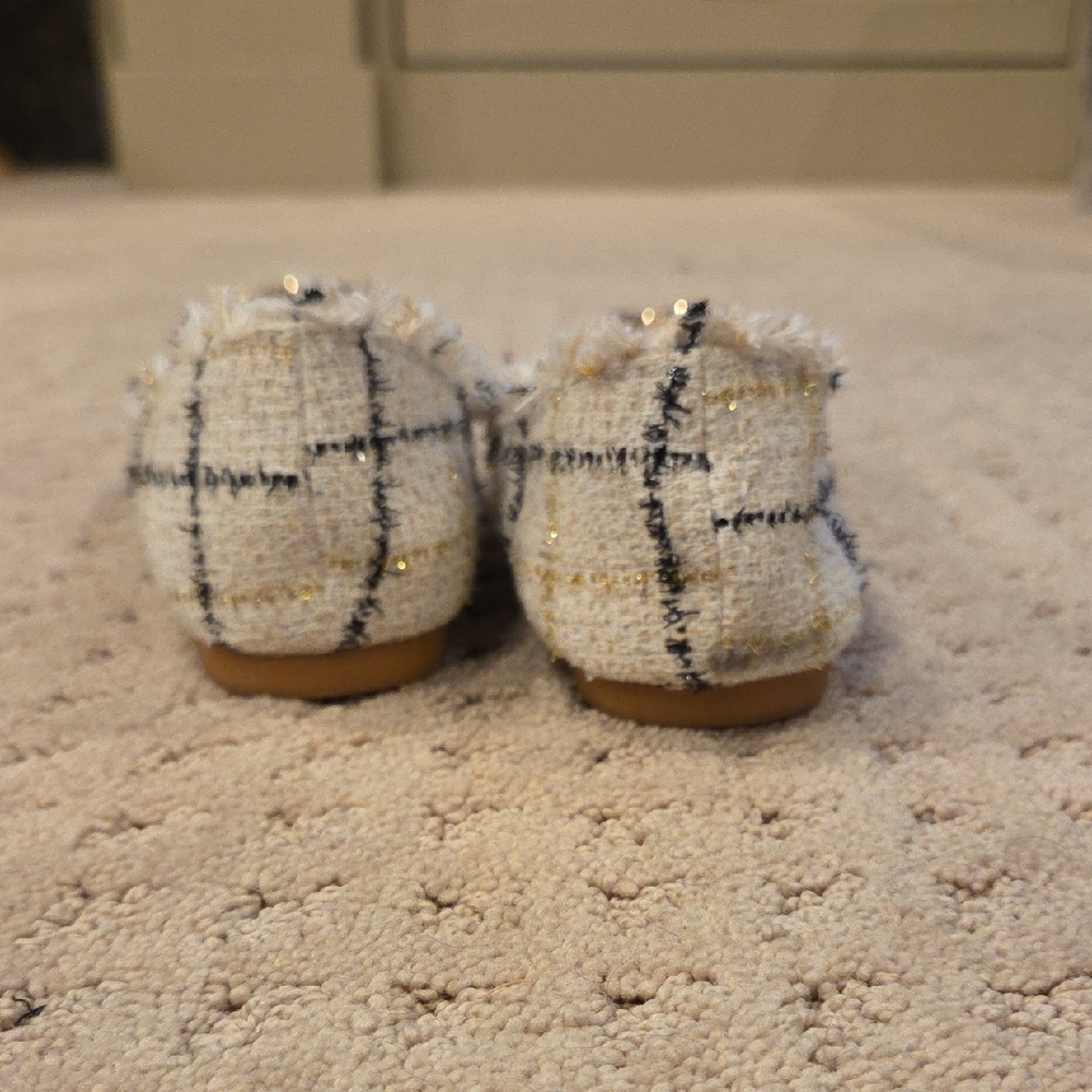 Elegant Cream and Black Flats with Tweed Texture - Picture 4 of 5